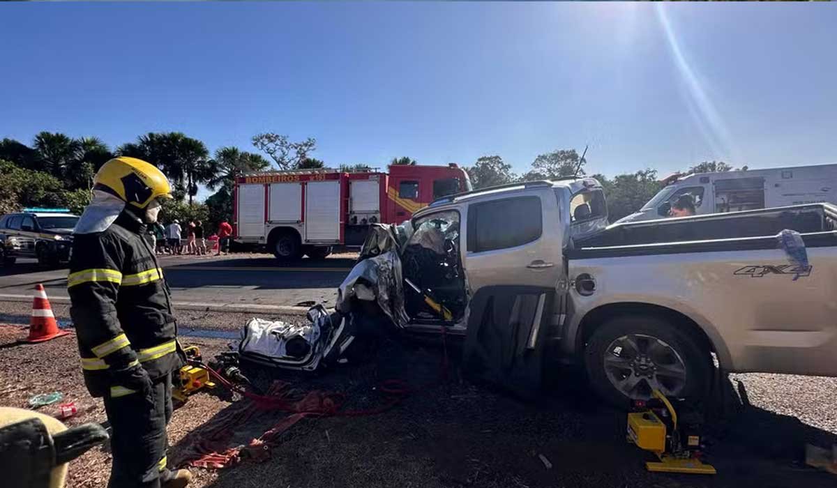 Motorista de caminhonete fica preso às ferragens após colidir com caminhão na BR-153