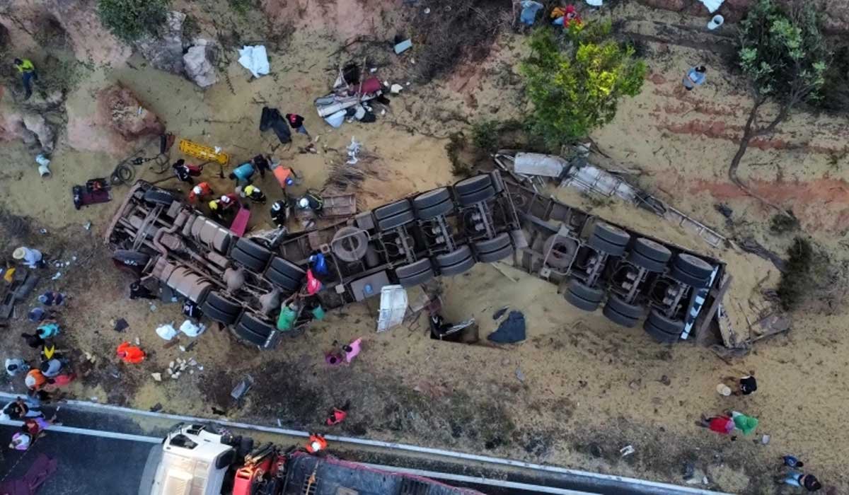 Mulher morre soterrada por grãos de soja após carreta capotar na BR-242