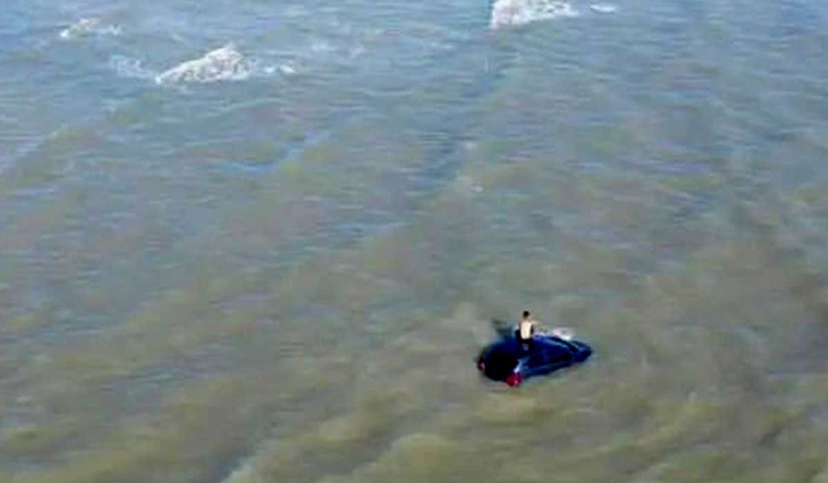 Homem é resgatado após ficar no teto de carro ‘engolido’ pelo mar, em praia do Pará