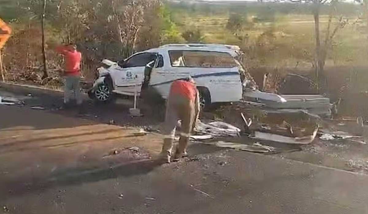 Caixão cai na pista após acidente envolvendo carro de funerária e mais três veículos; Vídeo | Sou Mais Notícias