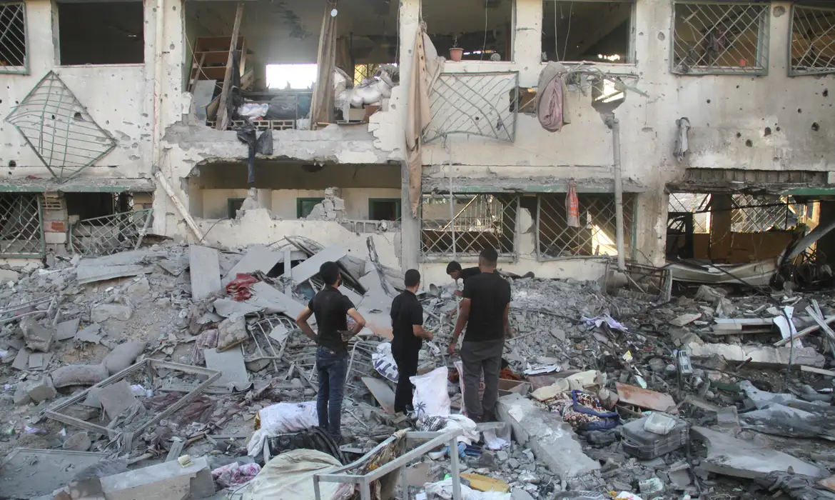 Ataques aéreos israelenses matam dez em escola na Cidade de Gaza