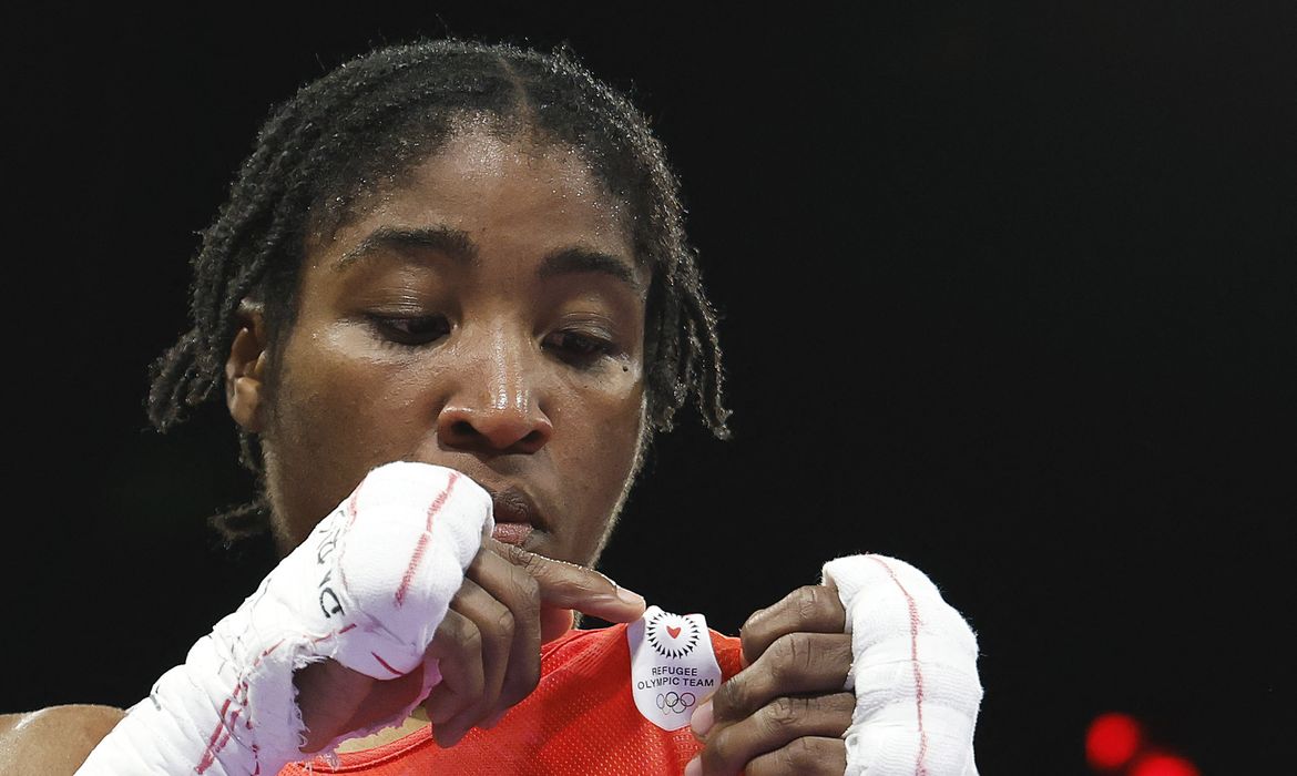 Delegação de refugiados ganha primeira medalha olímpica com boxeadora