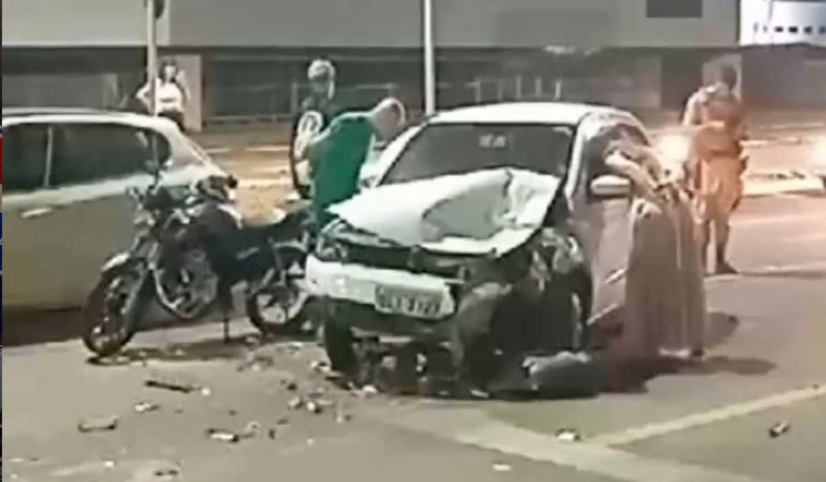 Motorista bêbado é preso após bate em moto e dois carros que estavam parados no semáforo; Vídeo