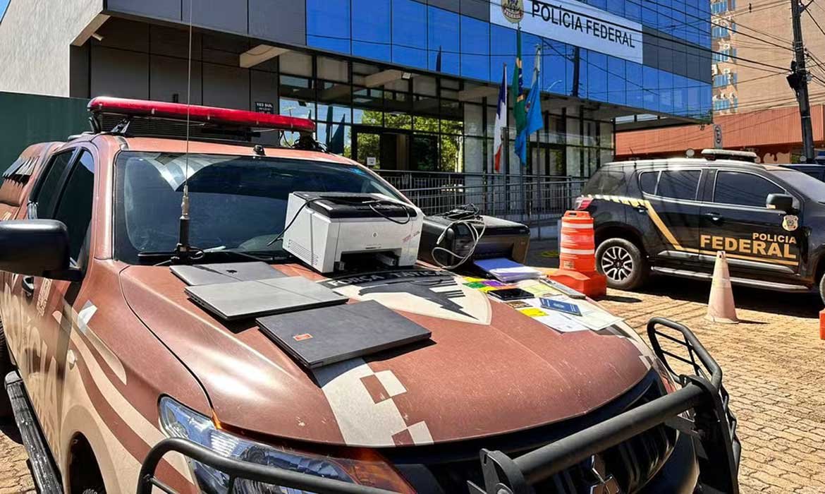 Dupla é presa após tentar sacar FGTS com documento falso em banco de Palmas