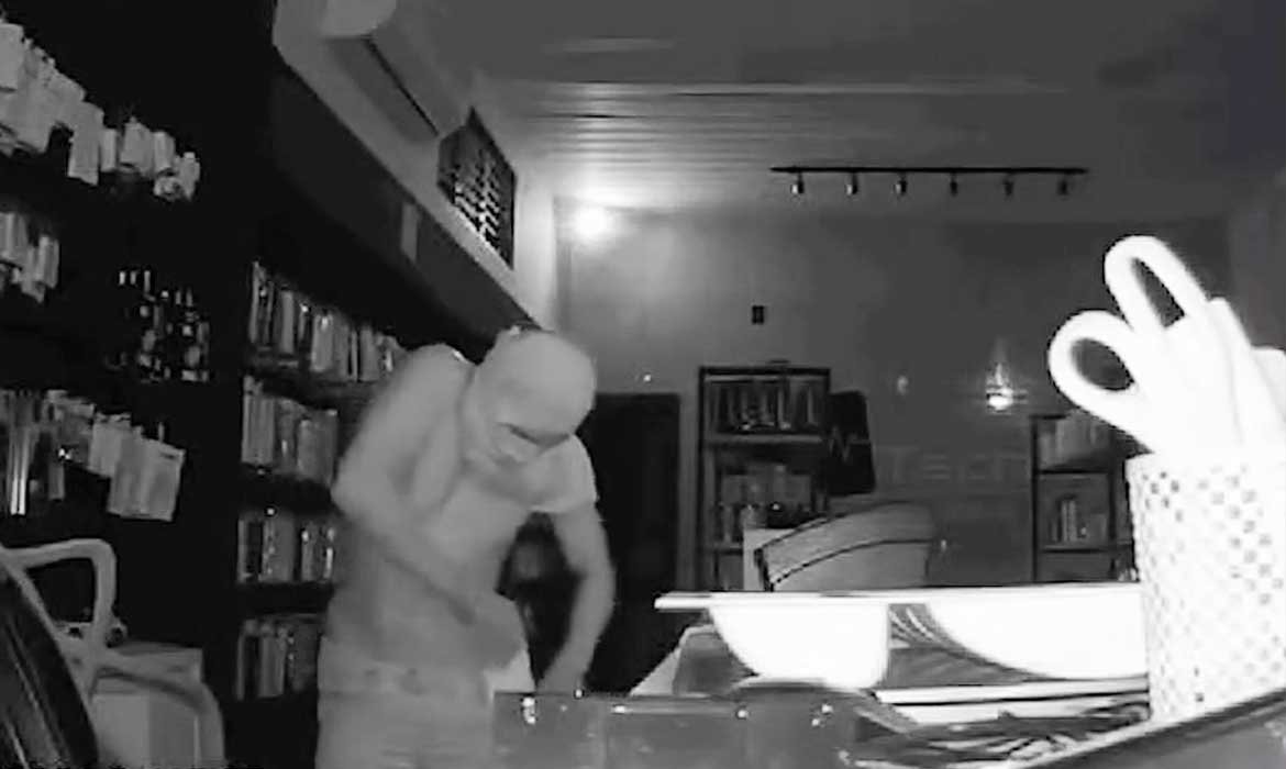 Câmera flagra momento em que homem invade loja e esconde celulares na calça antes de fugir