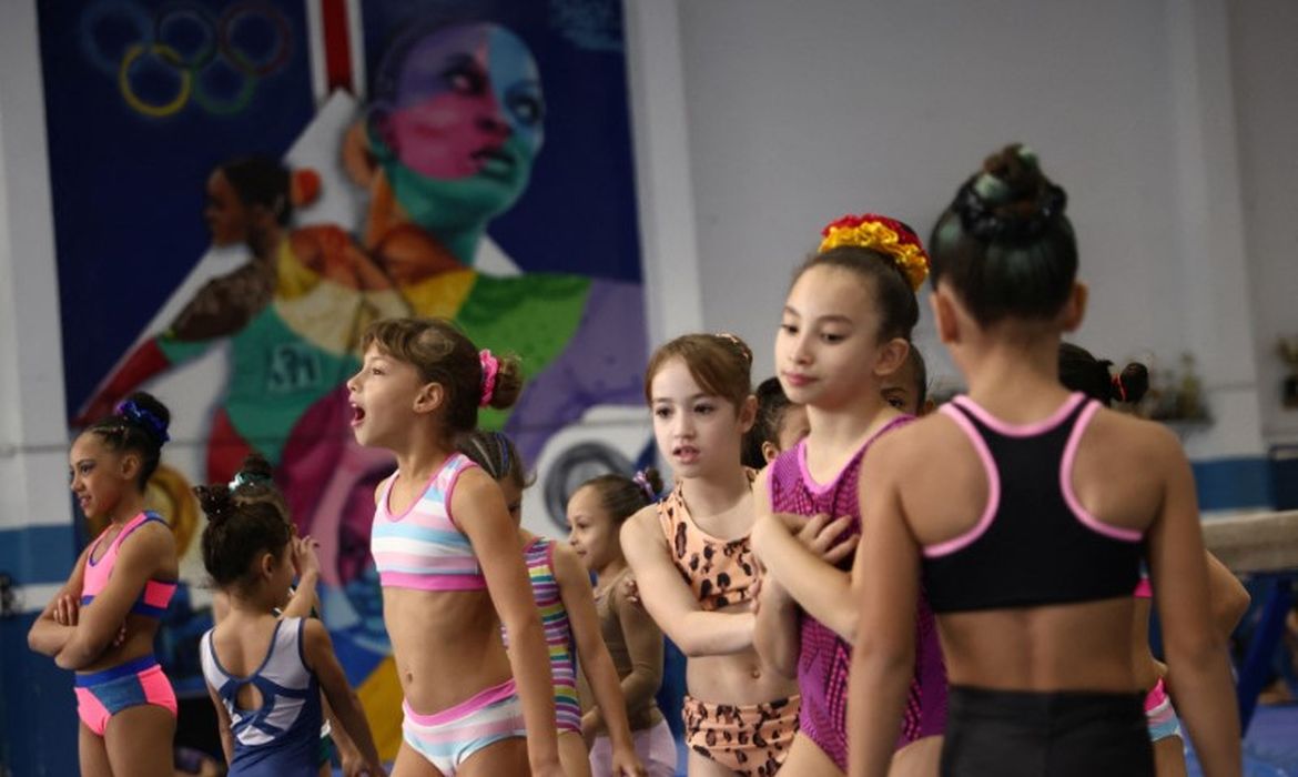 Inspiradas por Rebeca Andrade, meninas entram para aulas de ginástica