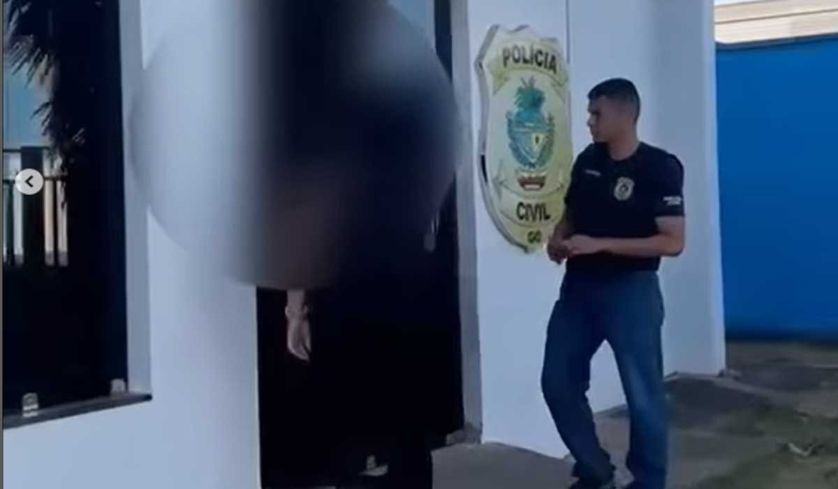 Professor é preso por estuprar aluna de 13 anos após mãe encontrar mensagens no celular