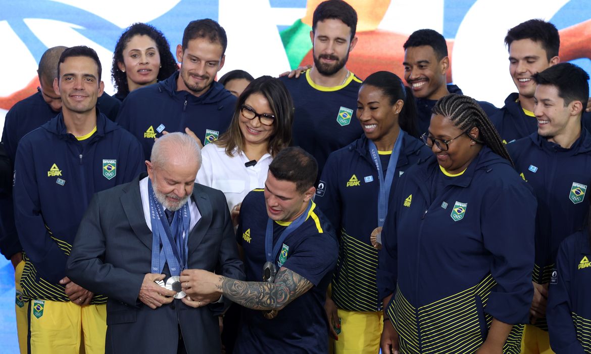 Lula recebe atletas olímpicos e defende mais apoio público ao esporte