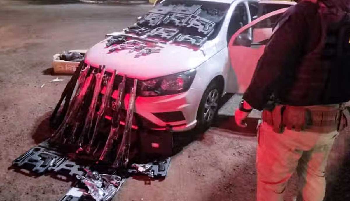 Mais de 30 armas, avaliadas em mais de R$ 1 mi, são encontradas em porta-malas de carro na BR-153; Vídeo
