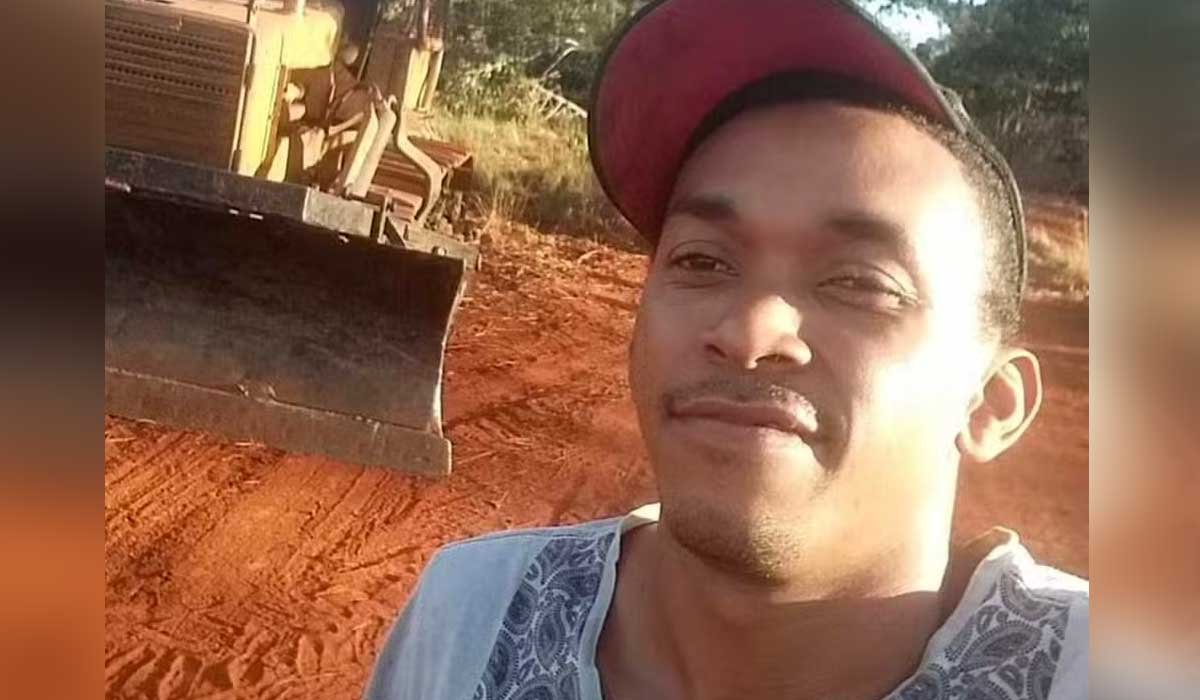Tratorista morre após bater com moto que pilotava em traseira de caminhão na BR-153