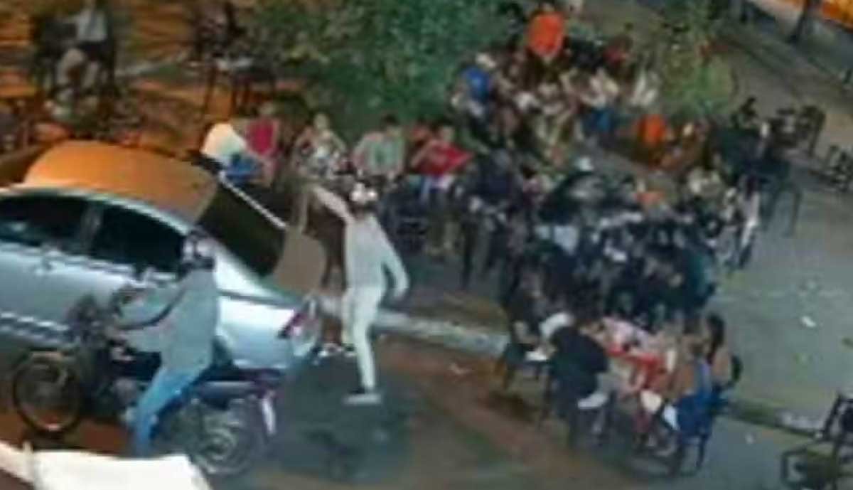 Homem é assassinato a tiros em mesa de bar em Goiás; Vídeo
