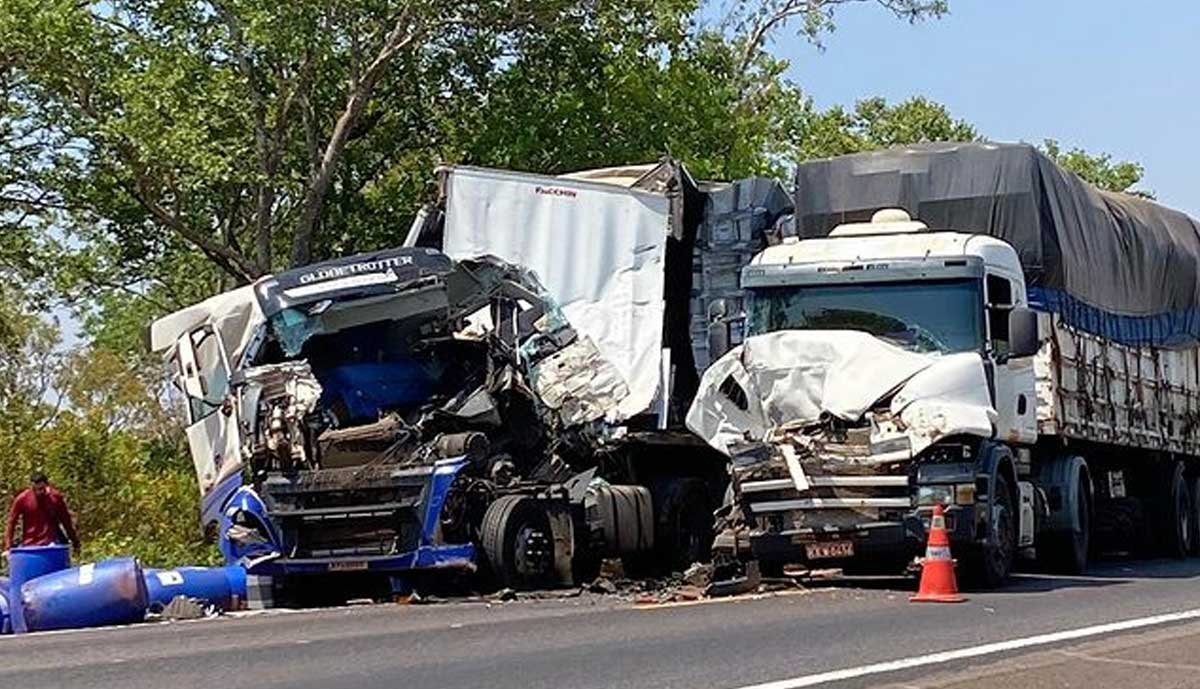Uma pessoa fica ferida após engavetamento envolvendo três caminhões na BR-153; Vídeo