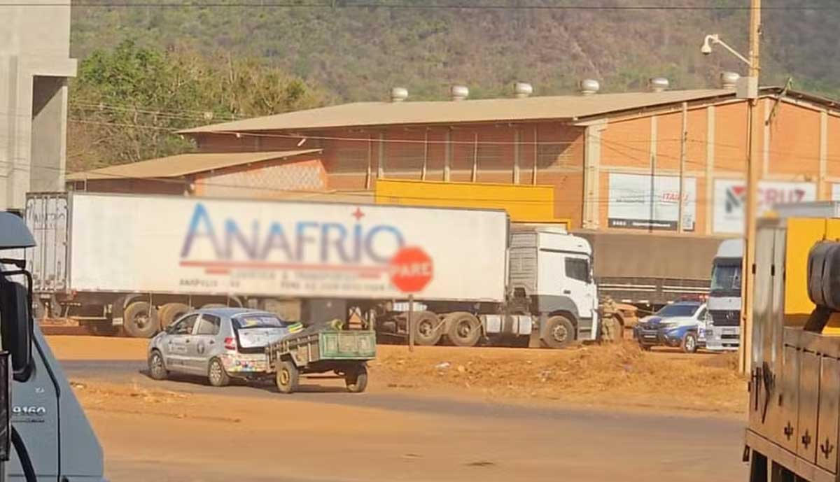 Motorista é encontrado morto dentro de carreta estacionada em posto de combustíveis