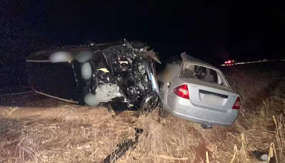 Motorista morre e PMs ficam feridos após carro e viatura baterem de frente em rodovia de Goiás