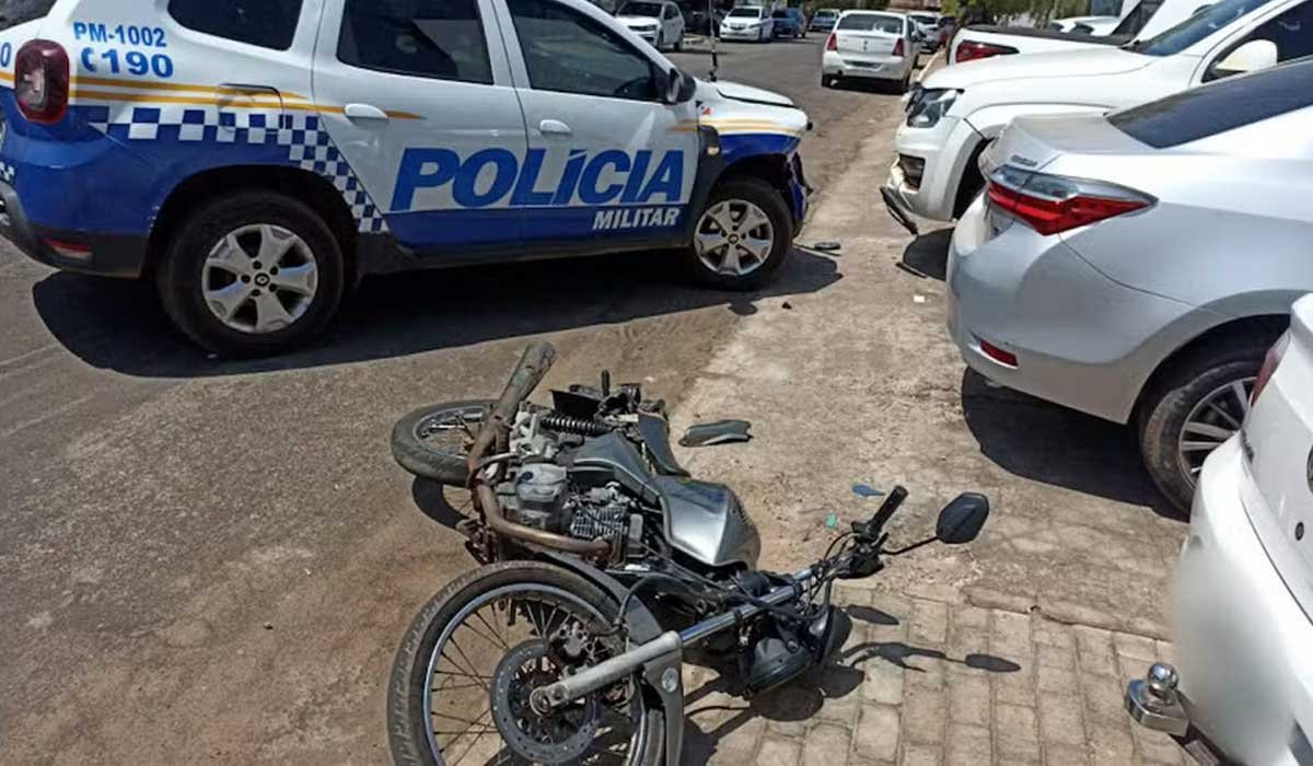 Jovem é flagrado empinando moto na contramão, tenta fugir e acaba preso após bater em viatura da PM