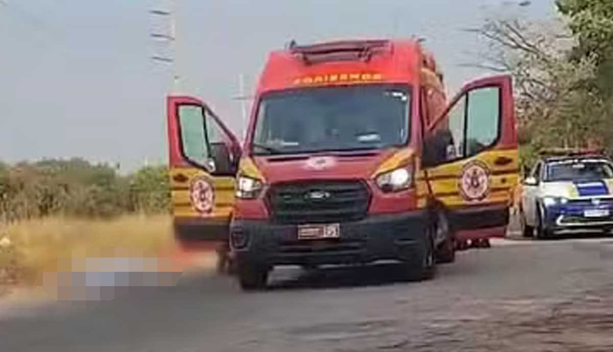 Mulher morre após perder controle de moto, cair e bater a cabeça em poste