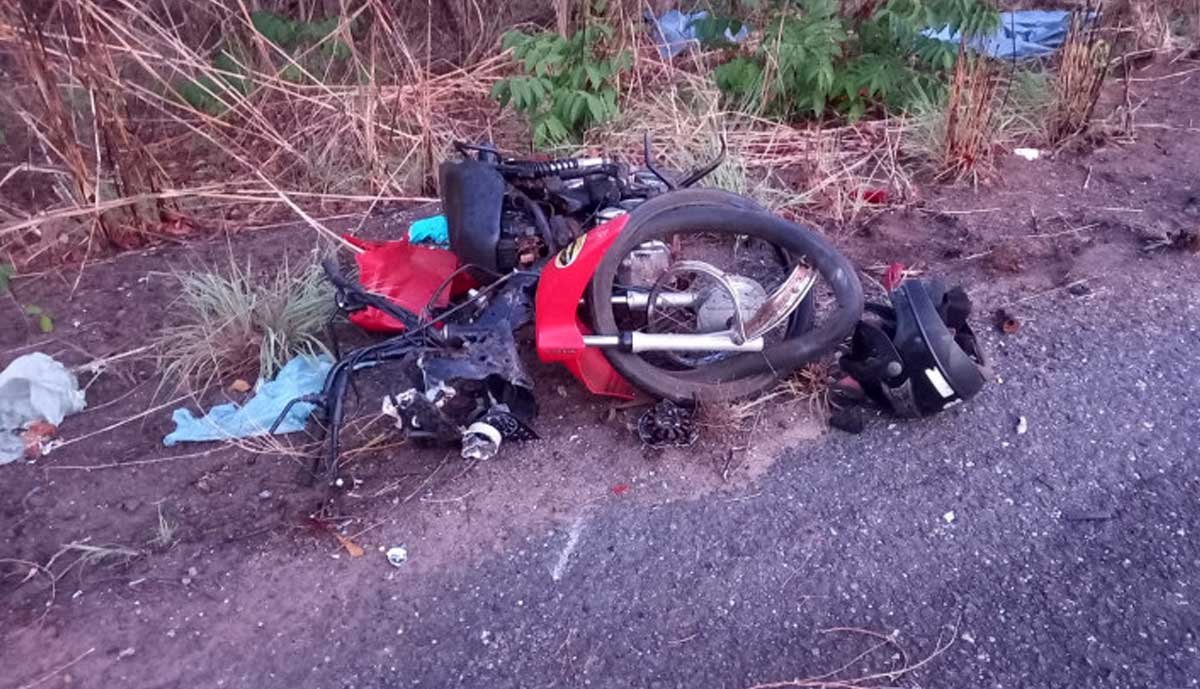 Dois morrem e outros dois ficam feridos após carro estourar pneu e bater em moto na TO-222