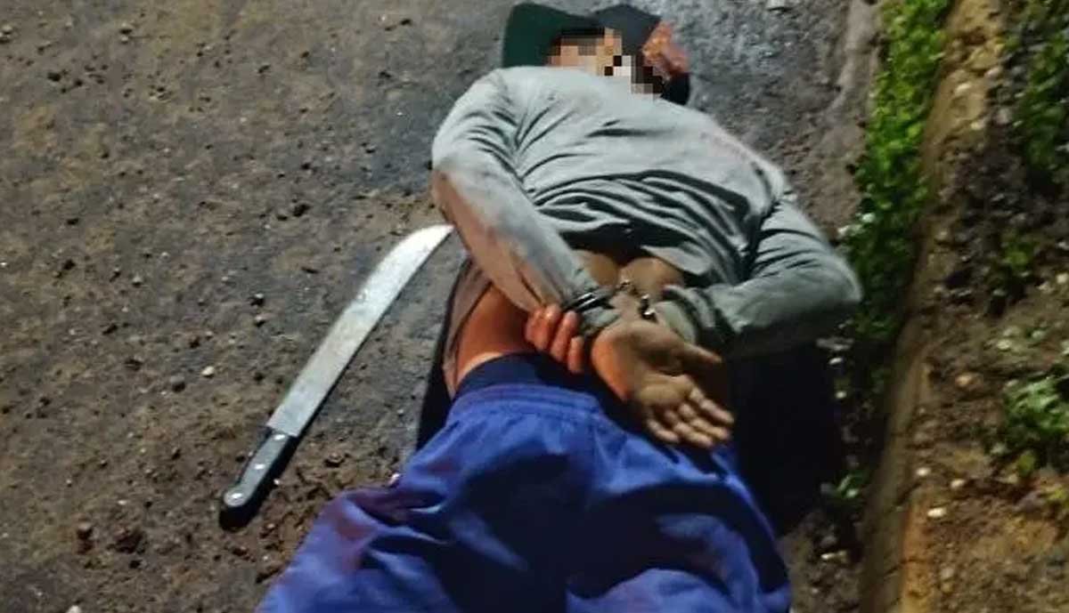 Homem é preso por agredir ex com socos e ameaçar dois adolescentes com facão