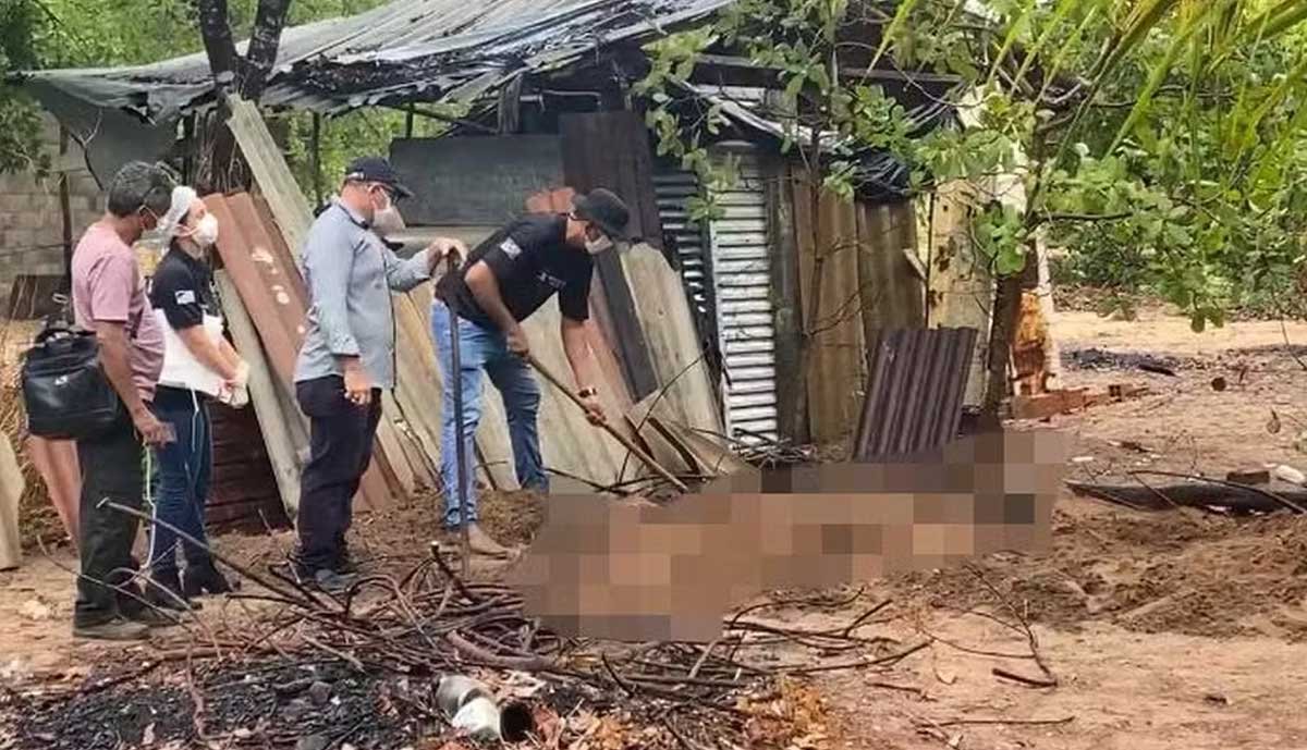 Corpo é encontrado em cova rasa, encapuzado e com as mãos amarradas no quintal de casa