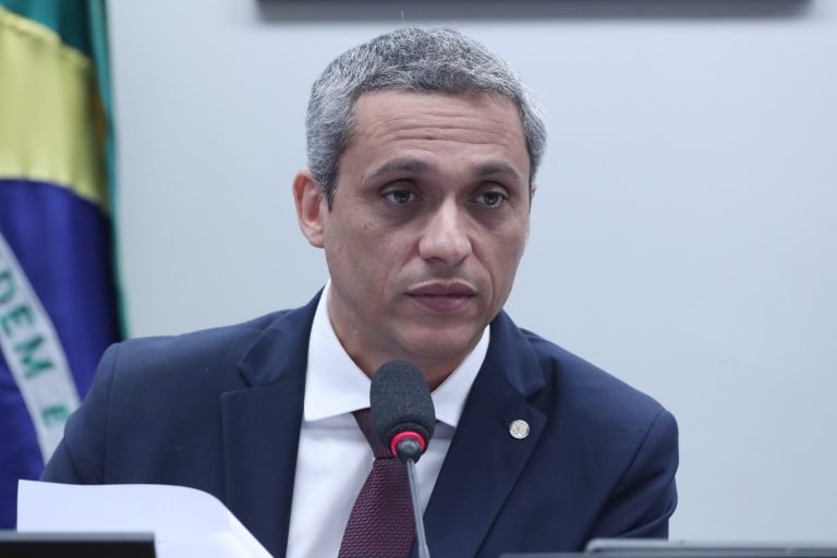 Deputado Gustavo Gayer é alvo de operação da PF em investigação por desvio de cota parlamentar