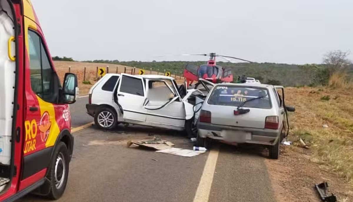 Motoristas morrem após carros colidirem de frente em Goiás; pai e 2 filhos ficam feridos