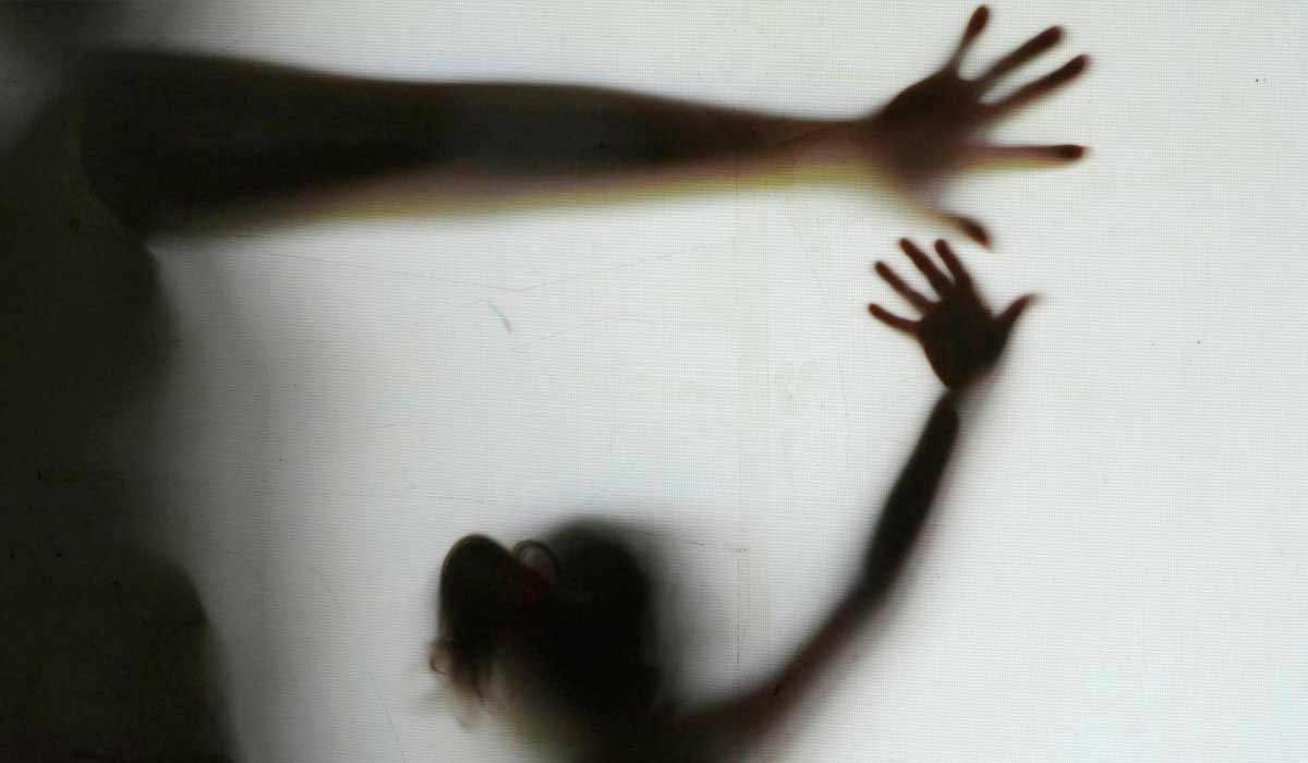 Mãe é denunciada por estupro após permitir 'namoro' de filha de 13 anos com homem de 24 anos - Sou Mais Notícias