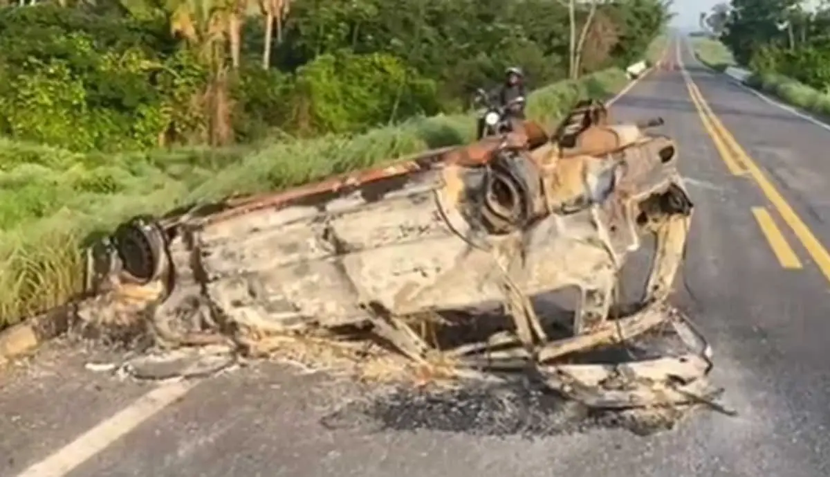 Mulher morre e outras duas pessoas ficam feridas após carro capotar e pegar fogo