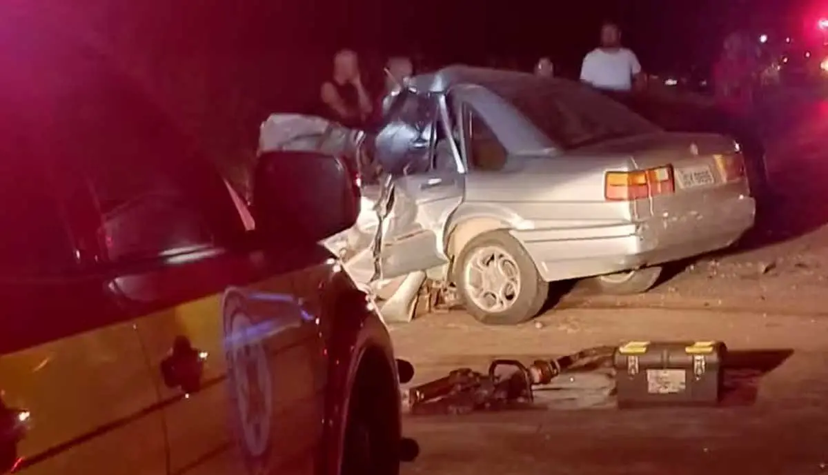 Motorista morre preso às ferragens após colisão entre carro e carreta na TO-040 - Sou Mais Notícias