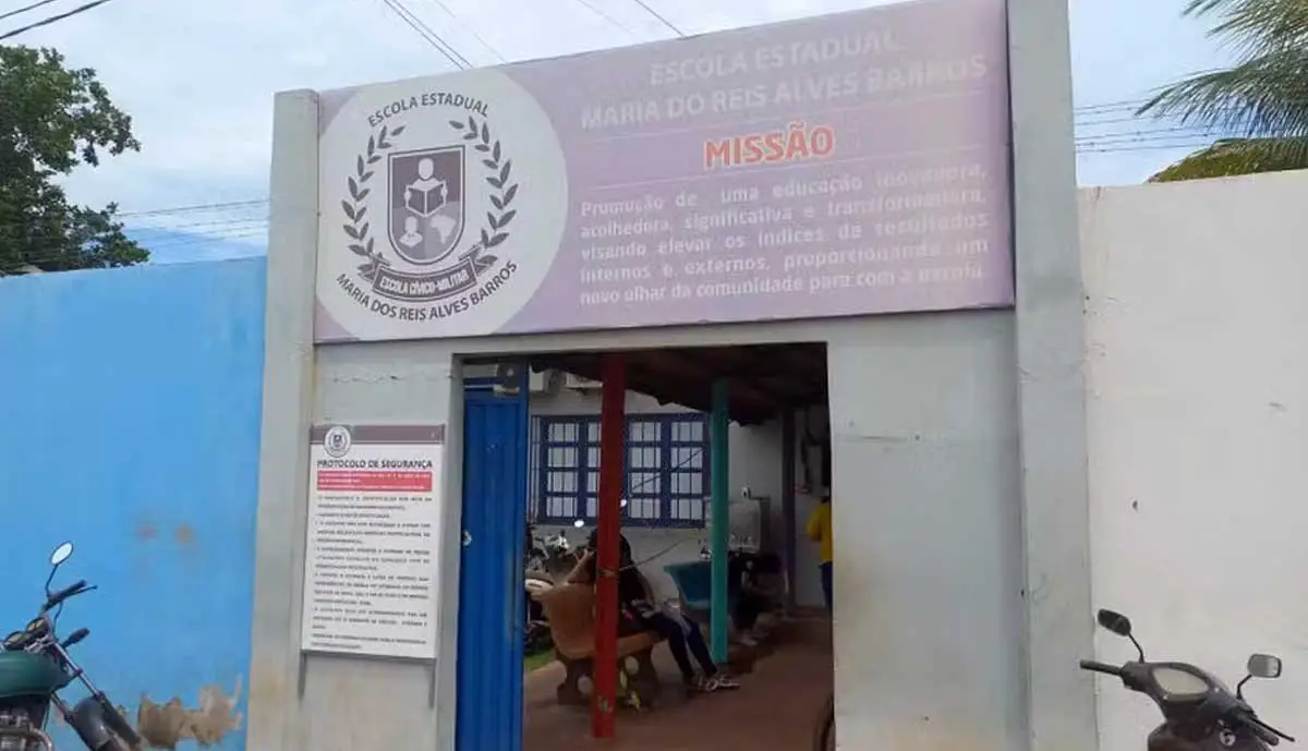 Aluna de 16 anos é socorrida por policiais após sofrer parada cardíaca dentro de escola - Sou Mais Notícias