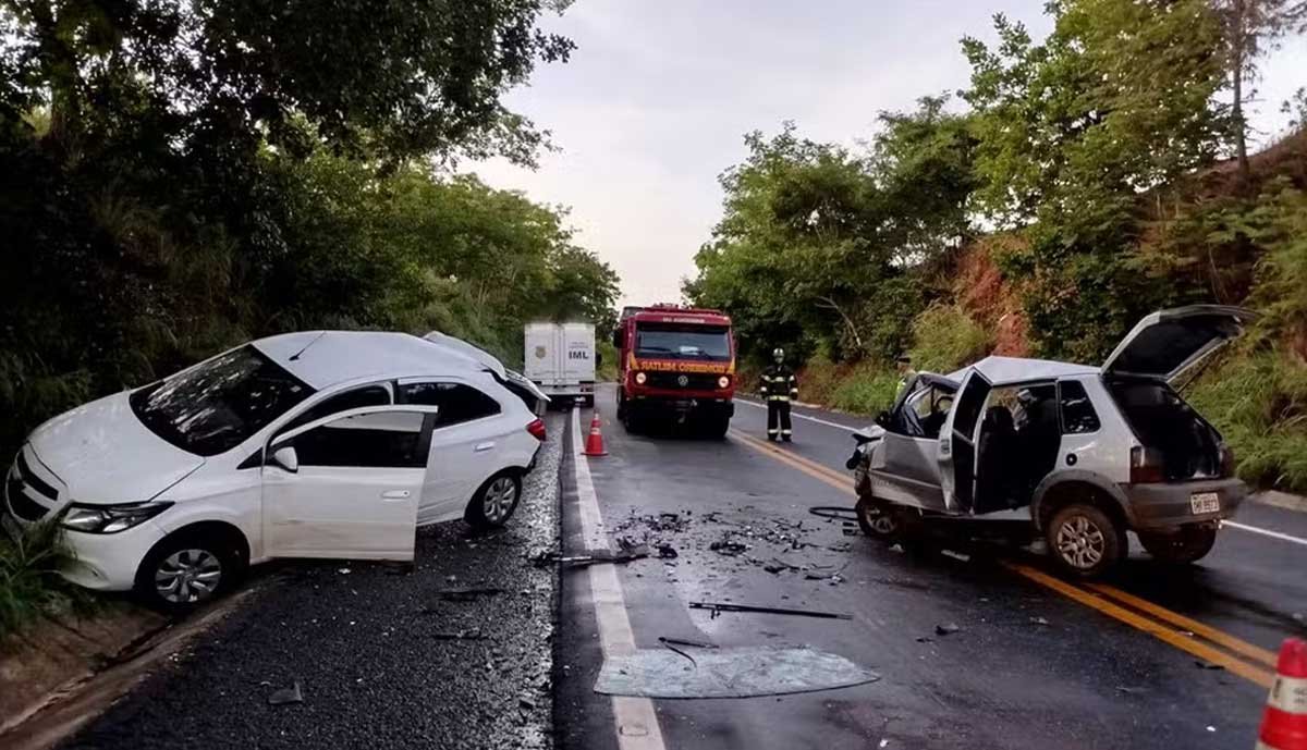 Colisão entre dois carros mata quatro pessoas e deixa outra ferida em rodovia de Goiás - Sou Mais Notícias