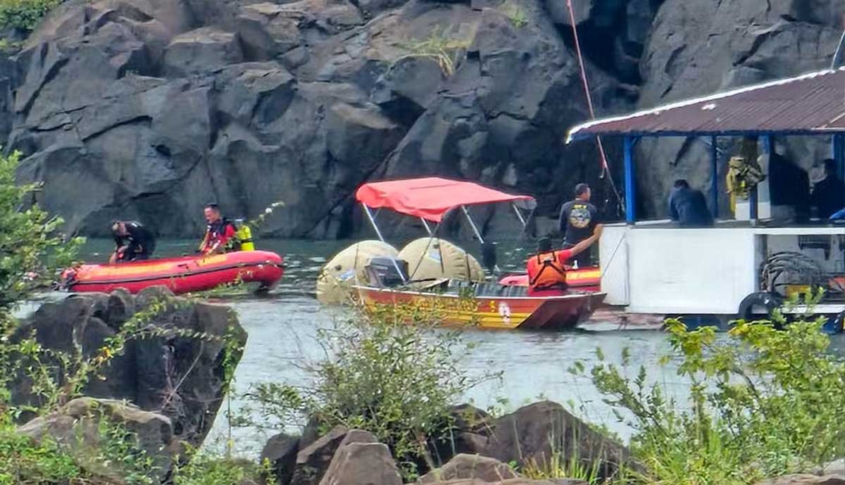 Carro com mãe e filha que afundou 44 metros em rio após ponte desabar é retirado da água - Sou Mais Notícias