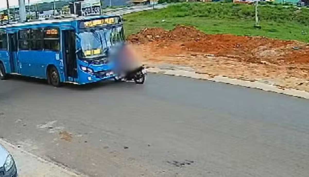 Motociclista morre ao bater de frente contra ônibus em Goiás; Vídeo - Sou Mais Notícias