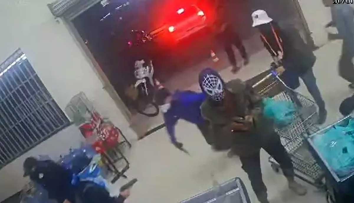 Grupo armado invade e incendeia supermercado no Pará - Sou Mais Notícias
