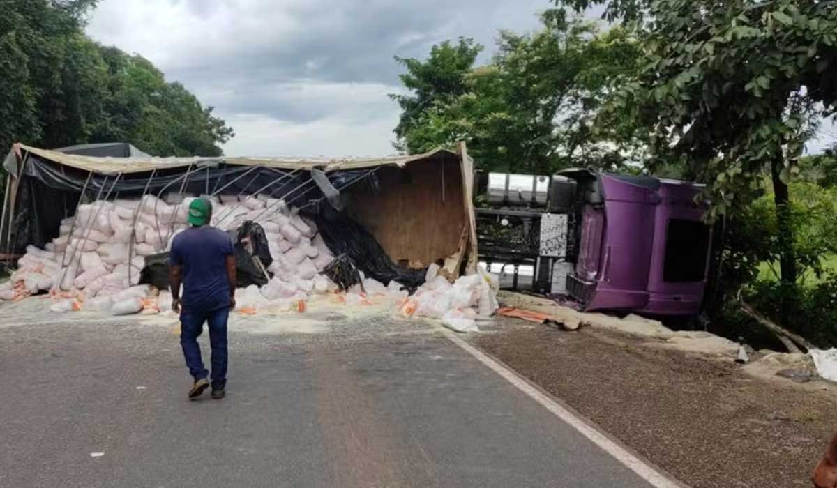 Trecho da BR-153 fica interditado após caminhão tombar e ficar atravessado na pista