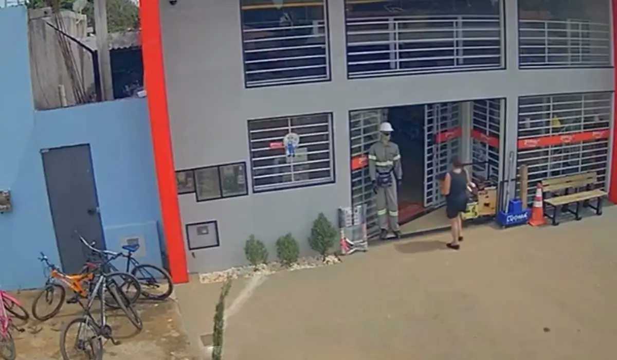 Idosa pede ajuda em loja após mulher tentar sequestrar bebê de 7 meses de dentro do carro e agredi-la antes de fugir em moto