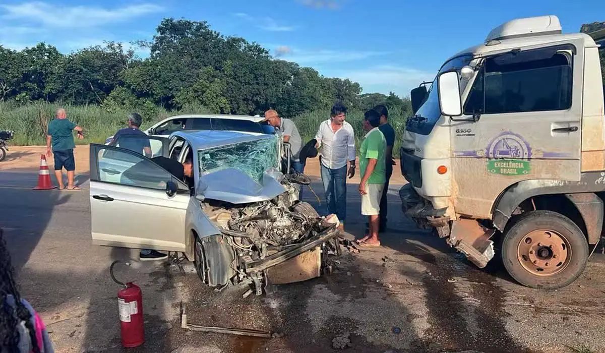 Duas mulheres ficam feridas após colisão entre carro e caminhão na TO-010