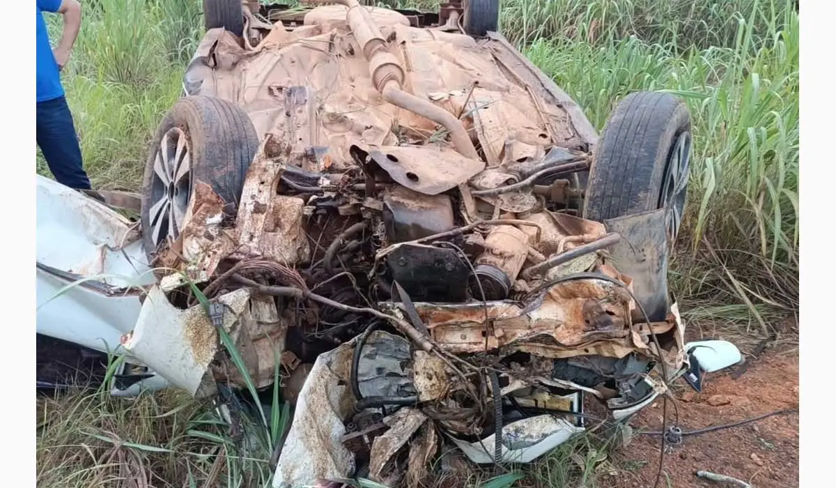 Jovem morre e adolescentes ficam feridos após carro sair da pista na BR-242
