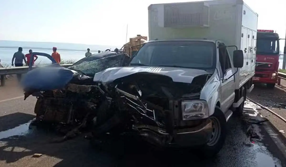 Vídeo: Colisão entre caminhão baú e picape deixa dois feridos na ponte entre Palmas e Luzimangues