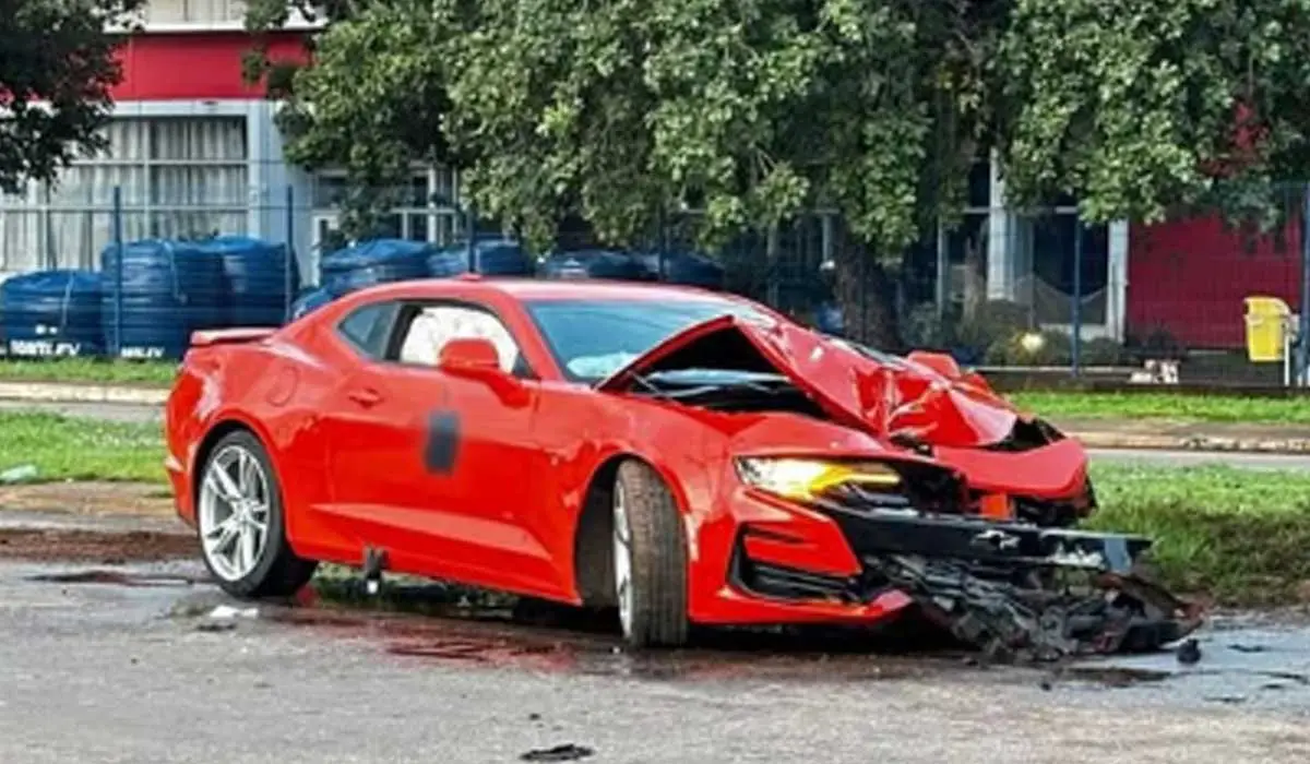 Camaro avaliado em mais de meio milhão fica com frente destruída após invadir canteiro central em Palmas