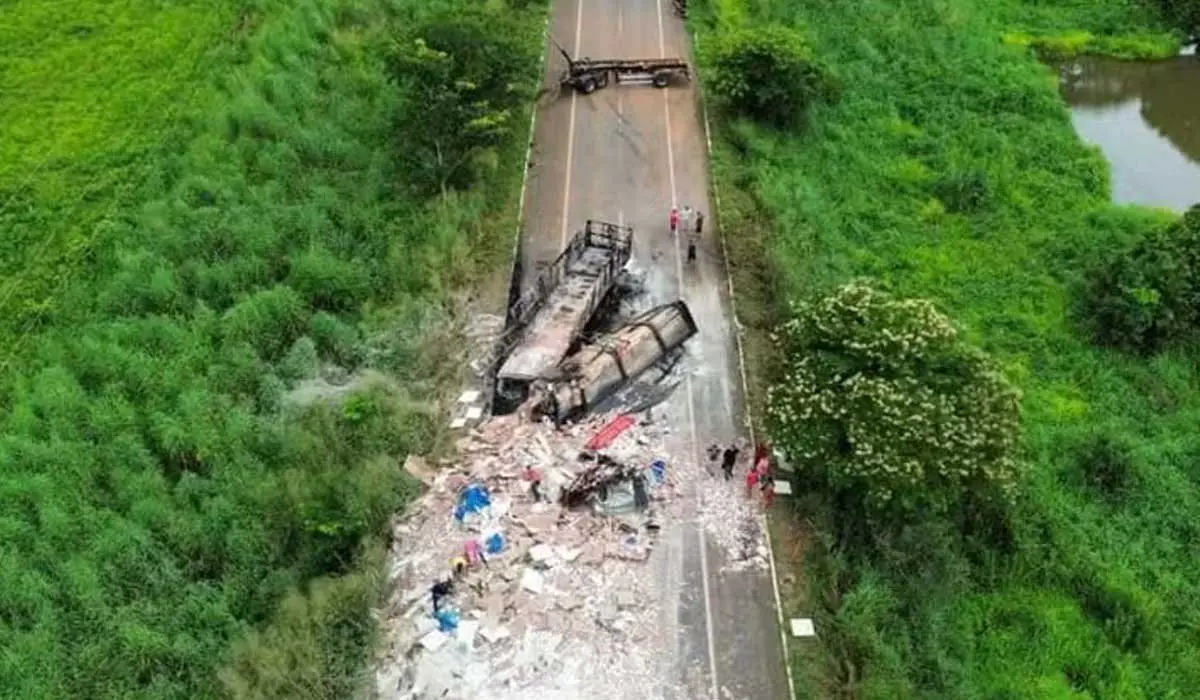 Motorista morre após colisão entre carreta e caminhão-caçamba e veículos pegarem fogo na BR-010