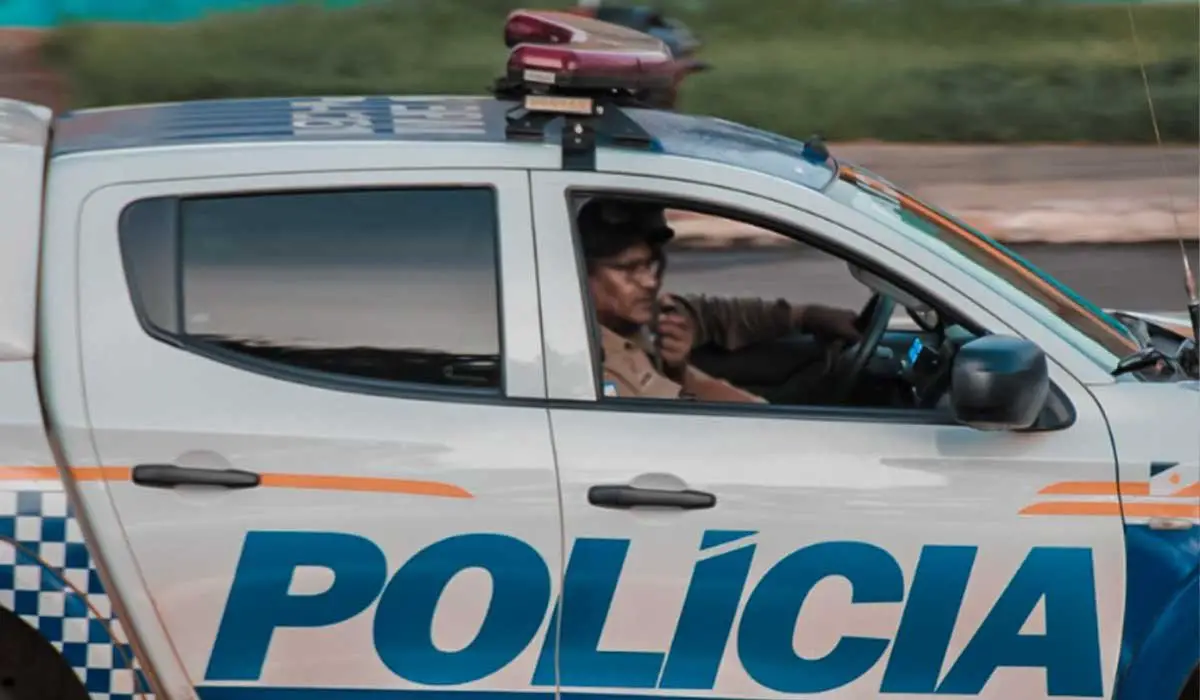 Jovem é presa por agredir dona de comércio e furtar celular após discussão por dívida de R$ 100