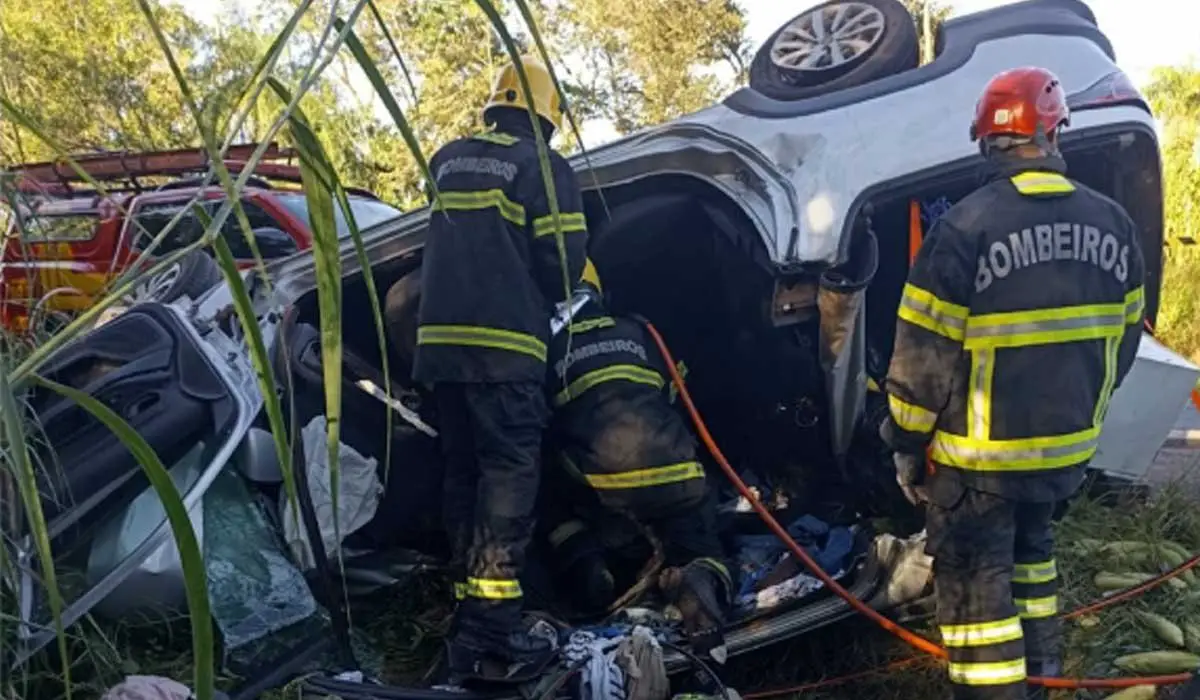 Motorista morre após carro capotar ao colidir com carreta na BR-153
